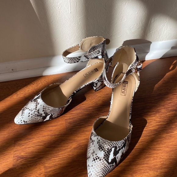 Snakeskin Pointed Toe Low Heel - Picture 4 of 5